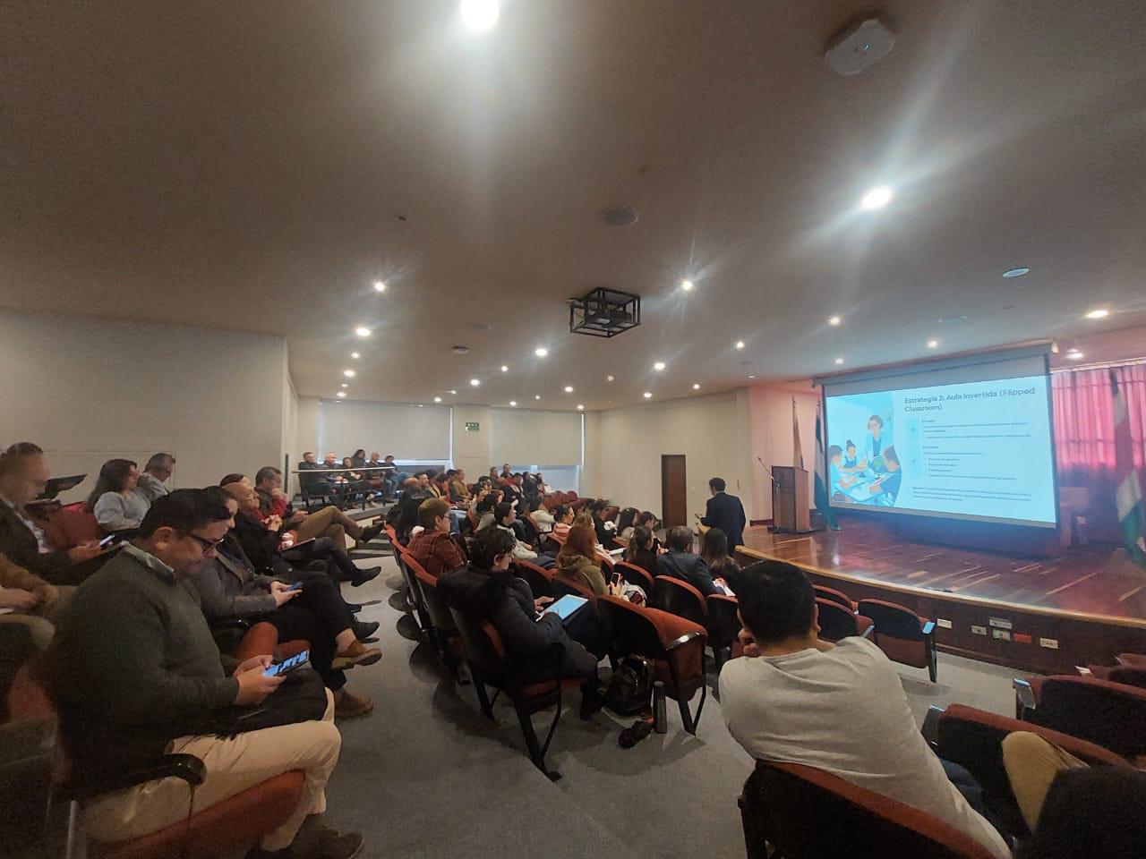 Conferencia en un auditorio lleno