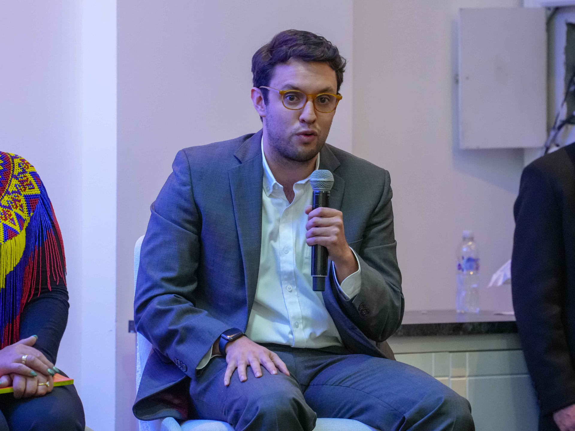 Daniel hablando con micrófono en un panel