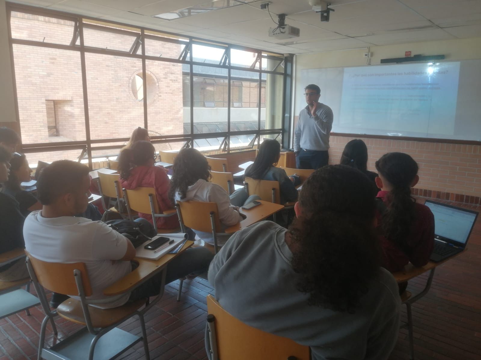 Clase sobre habilidades de comunicación en aula