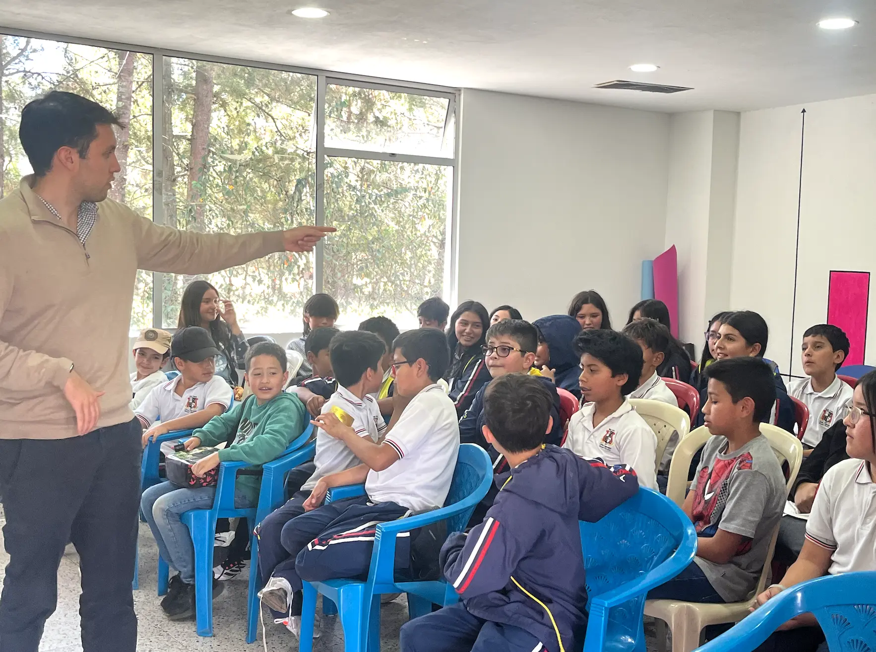 Taller de comunicación con estudiantes de colegio