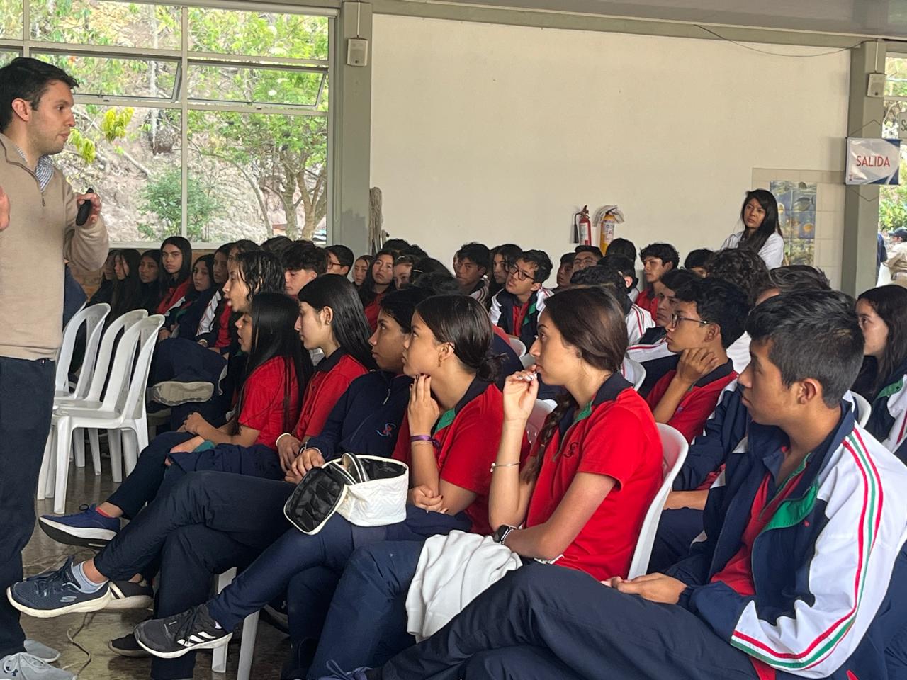 Estudiantes atentos durante una clase magistral