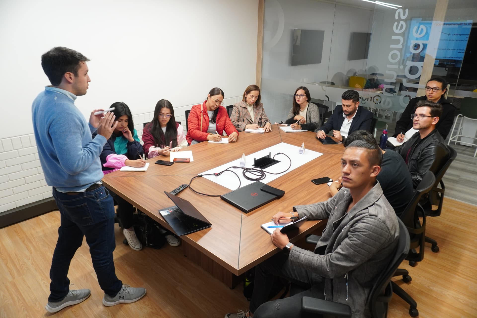 Sesión de trabajo alrededor de una mesa de juntas