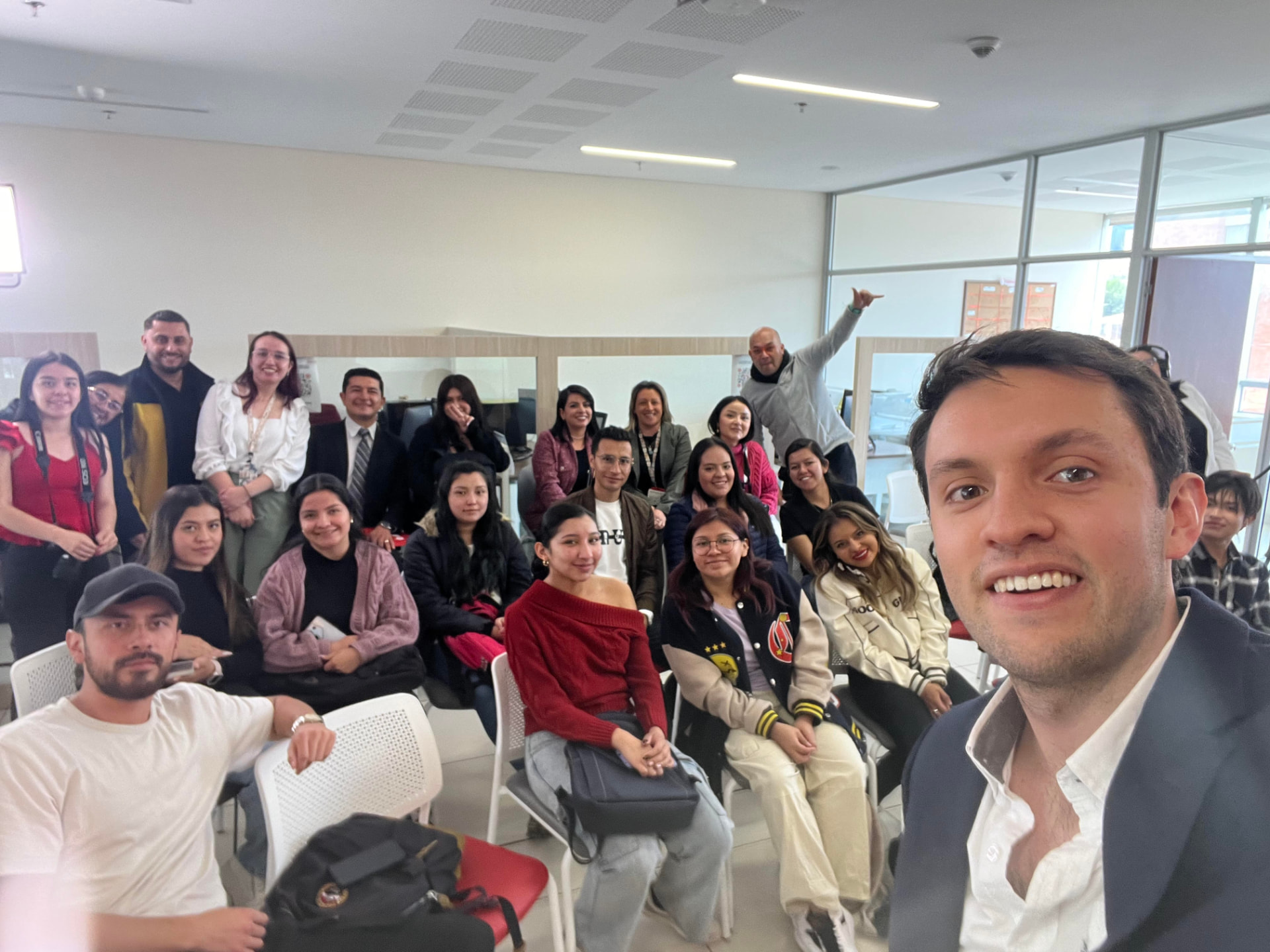 Grupo de asistentes tras una charla de comunicación