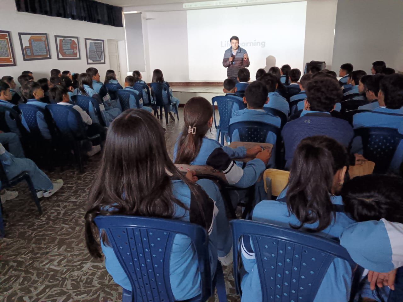 Charla frente a un auditorio de estudiantes