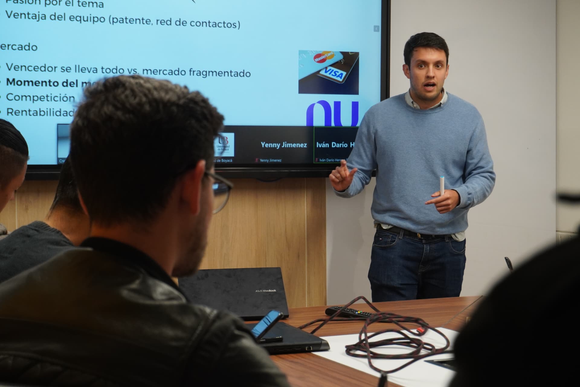 Daniel dictando una sesión de clases personalizadas